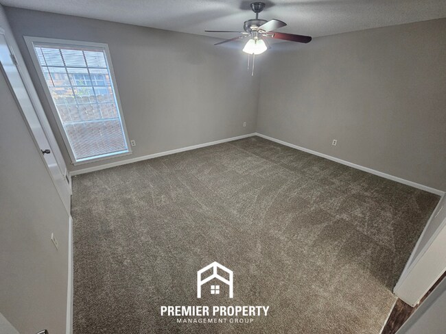 Building Photo - Newly Renovated 5BR Home with 2,334 Sq Ft, Fireplace & Fenced Yard in Memphis