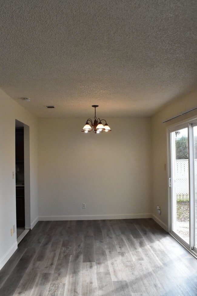 Building Photo - Woodstock Green Townhome unit with a commu...