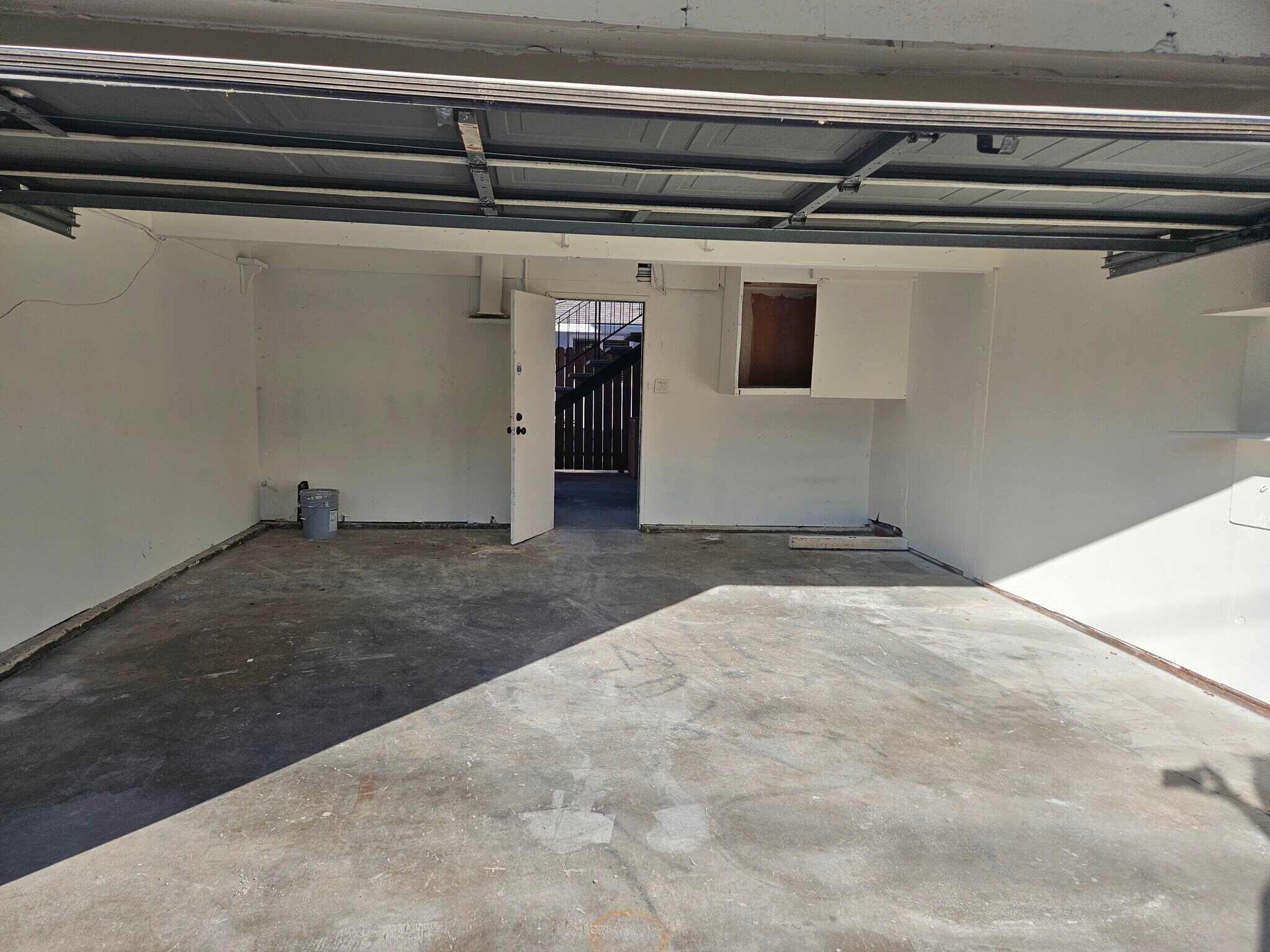 Private garage - 874 Castlewood Dr