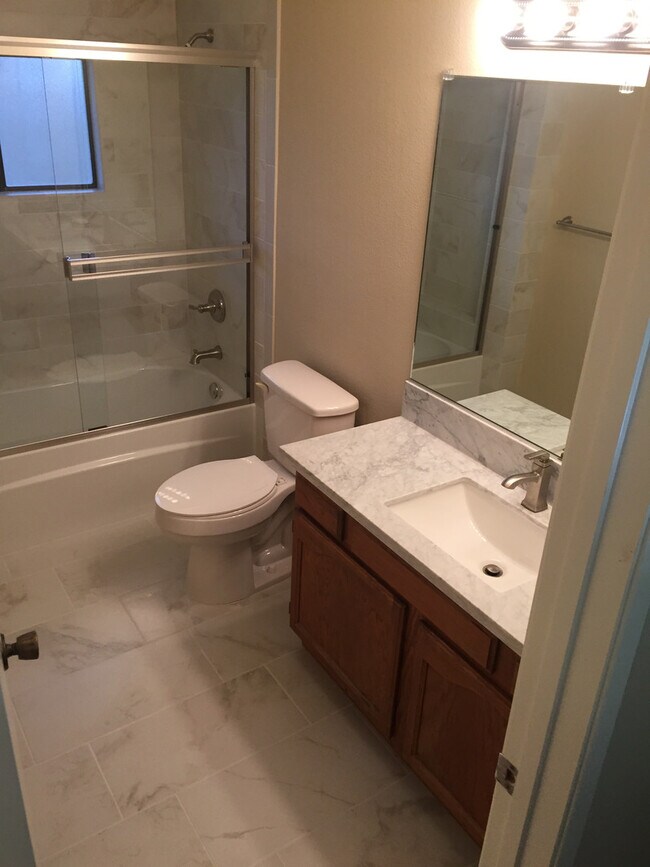 Building Photo - 110 Rock Ravine Ct