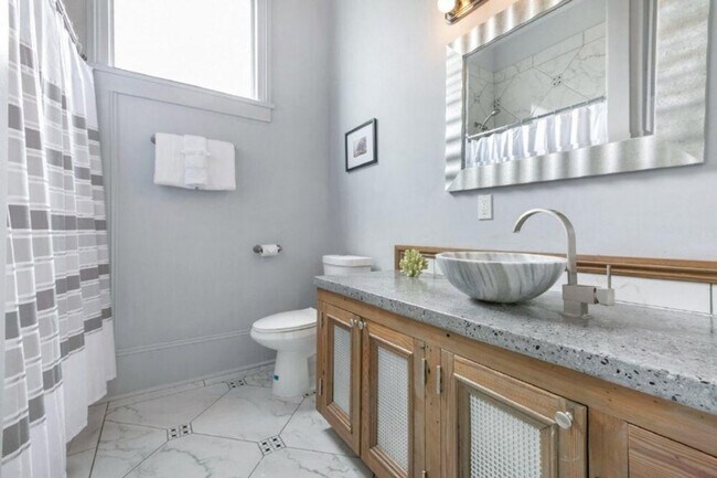 Building Photo - 1407 Baronne St