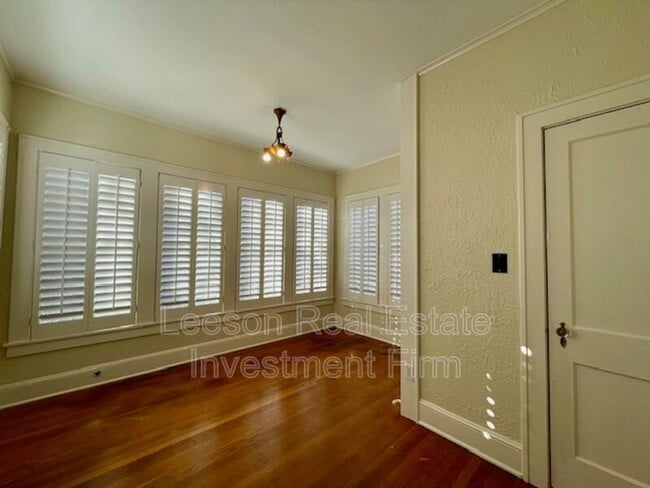 Building Photo - 458 Forest Ave