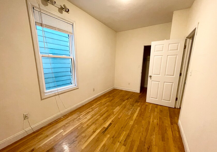 Building Photo - 733 Parker St