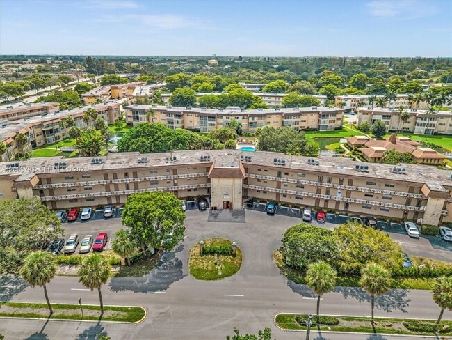 Building Photo - 5001 W Oakland Park Blvd