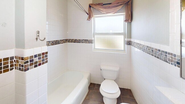 Building Photo - 509 6th Ave N