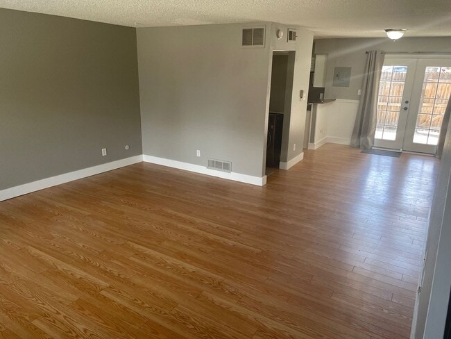 Building Photo - South Denver, 2 bed 2.5 bath Townhome, 2 Car Parking, Close to Light Rail
