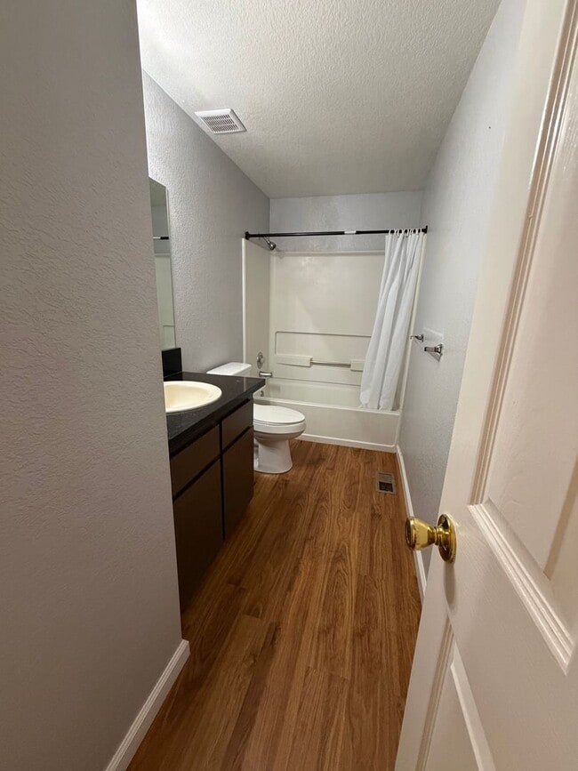 Building Photo - Centrally located home, clean and ready for occupany