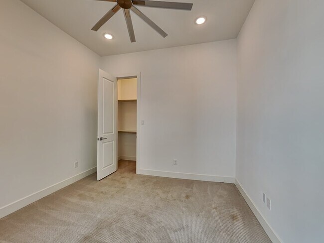 Building Photo - 129 E Oscar Dr