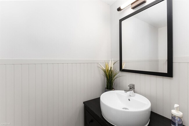 Building Photo - 3 br, 1.5 bath Townhome - 11247 Snowflake ...