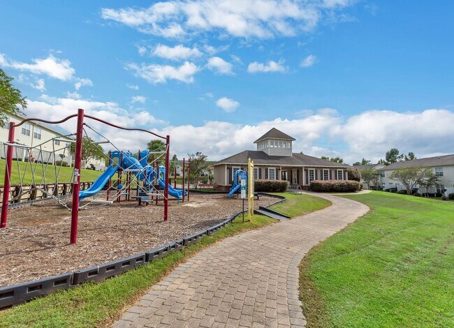 Building Photo - 3/2.5 Crestview Townhome with Community Po...