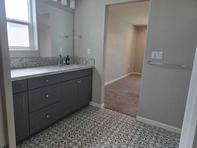 Building Photo - 3 BR 2 BA Available Now