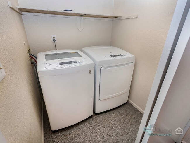 Building Photo - Inviting 2-Bedroom, 2.5 Bathroom Home in G...