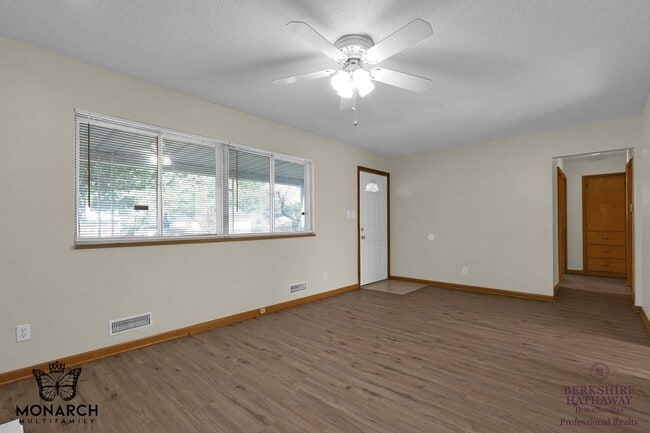 Building Photo - 3 Bedroom Home For Rent