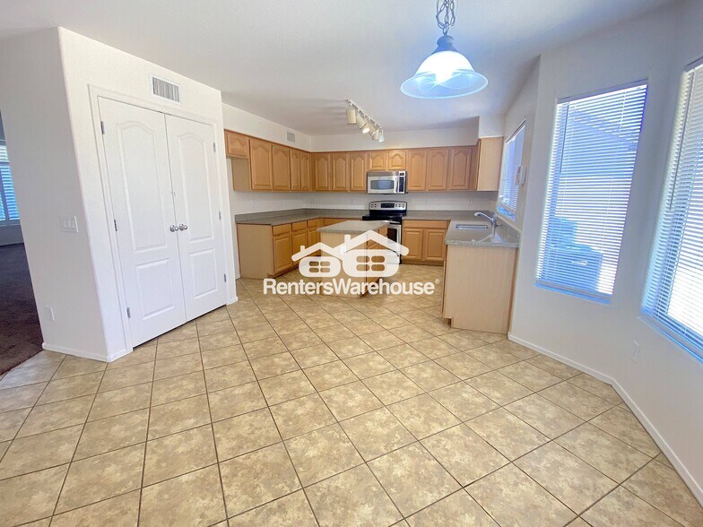 Building Photo - 2036 W Quick Draw Way