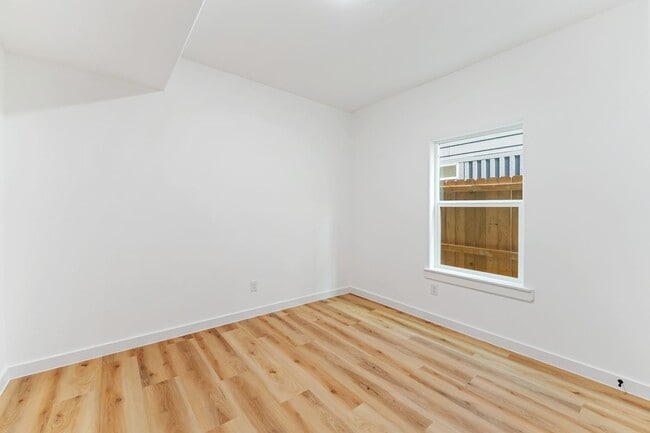 Building Photo - Stunning Duplex with Garage & Modern Finishes