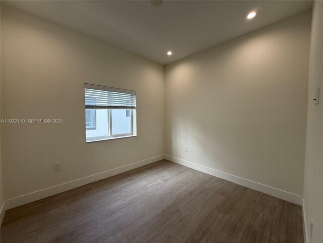 Building Photo - 1786 SW 9th St