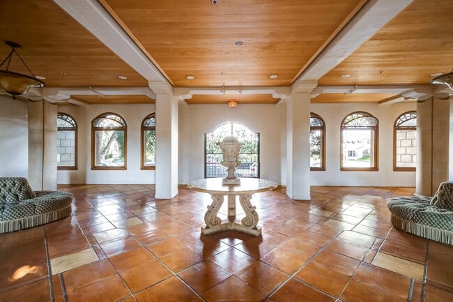 Building Photo - 109 N Sycamore Ave