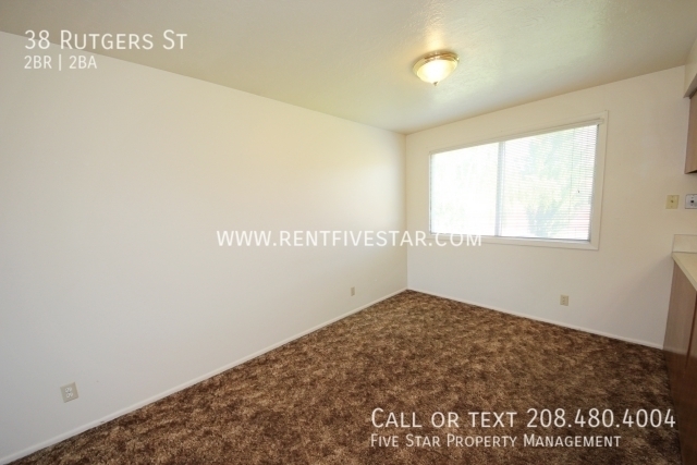 Building Photo - Charming 2 Bedroom 1.5 Bathroom Available!...