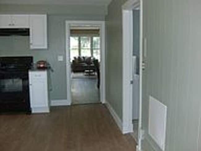 Building Photo - AVAILABLE JUNE - 3 Bed, 1 Bath Updated Home!