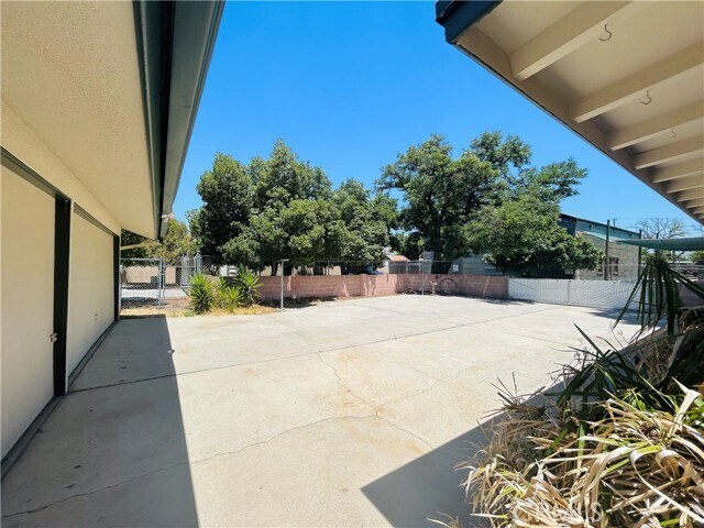 Building Photo - 2750 W Devonshire Ave
