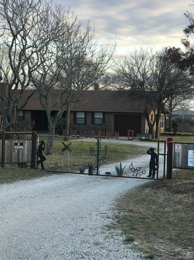 Building Photo - 1 Month Free Rent!! FarmHouse with Room for Everyone