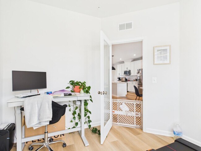 Building Photo - 642 Brookwood Glen Terrace