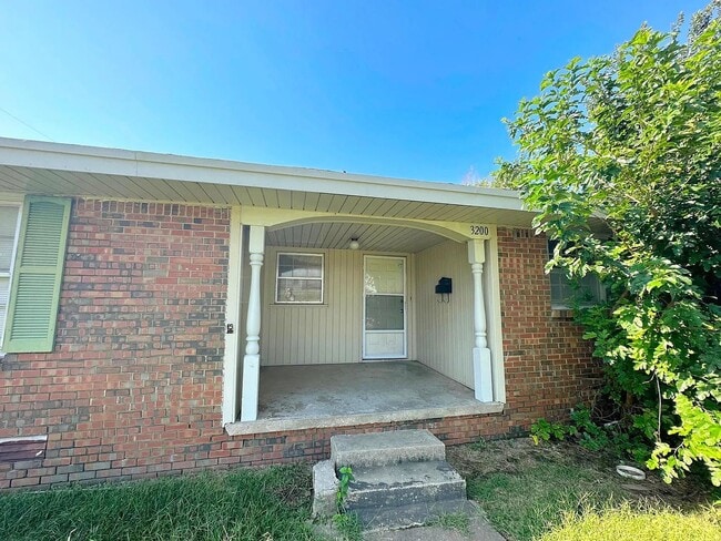 Building Photo - 3 Bed/1 1/2 Bath/1 Car with Carport