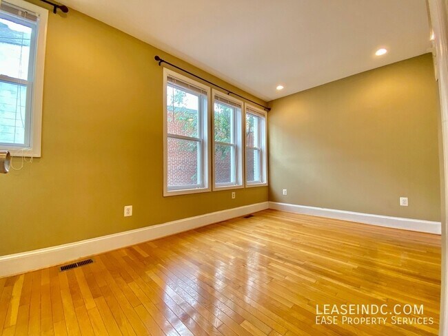 Building Photo - 446 Lamont St NW