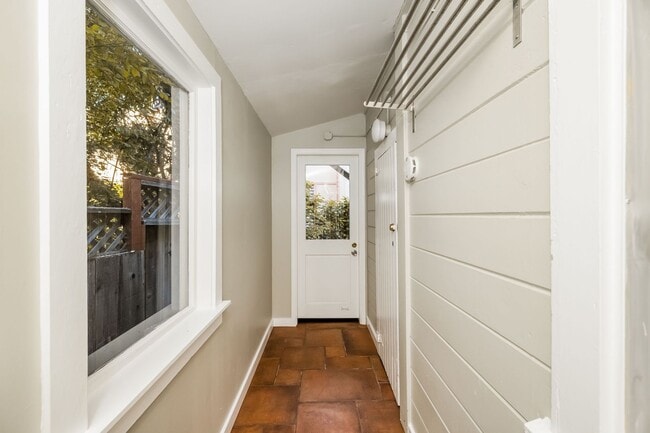 Building Photo - Available Northbrae Garden Cottage!