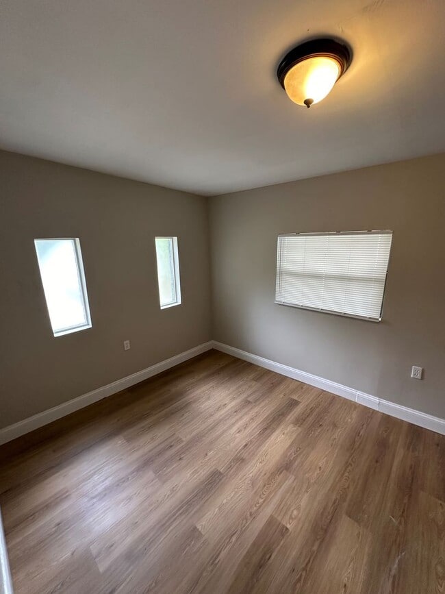 Building Photo - **4/2 BR Single Family home : Available Now