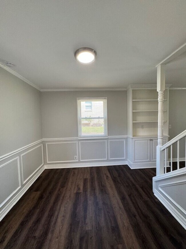 Building Photo - Downtown living at its best!  Remodeled - 2-Story End-Unit is convenient to all that Downtown Gre...