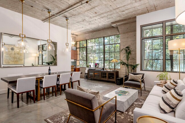 Building Photo - 300 Beale St