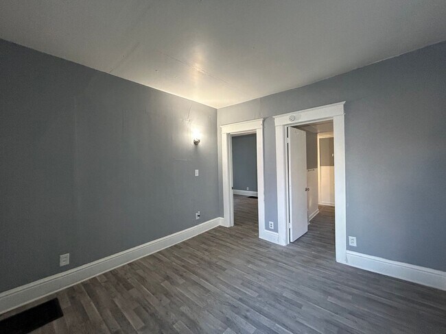 Building Photo - 323 Sherman St