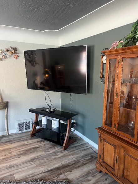 Building Photo - 1204 Avenue E