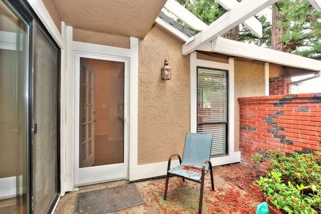 Building Photo - Beautiful corner halfplex available now for rent!