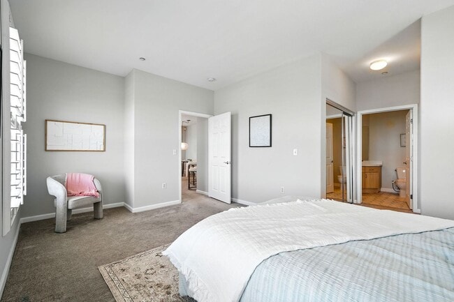 Building Photo - Spacious Andante Top-Floor 2/2 Condo Available Now!