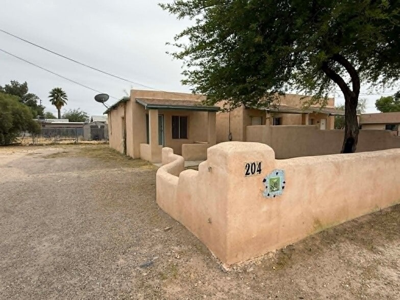 Building Photo - 204 E Palmdale St