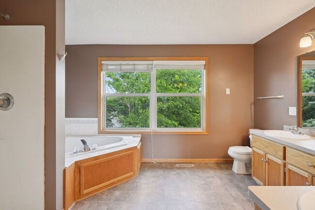 Building Photo - Gorgeous Single Family Home - June 1st Mov...