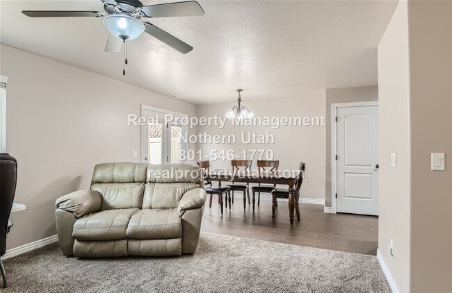 Building Photo - 1795 E Whitetail Dr