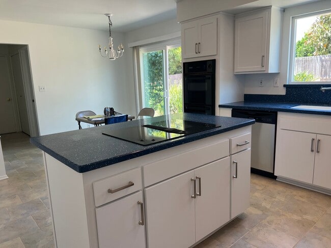 Building Photo - Spacious 2-Story Home in Kellogg School Di...