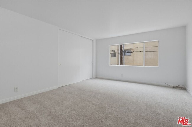 Building Photo - 435 N Oakhurst Dr