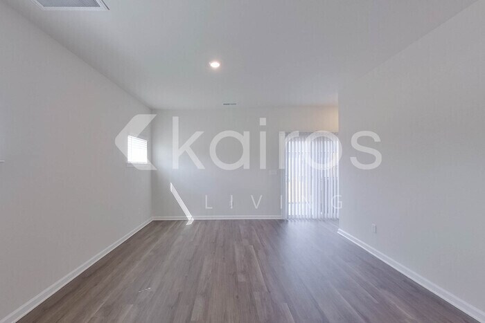 Building Photo - 2401 Banyan Cir