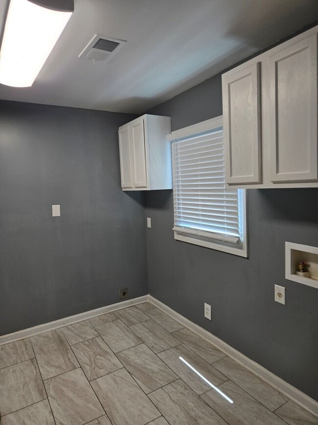 Building Photo - Charming & Conveniently located 3 bedroom home, 1.5 bath in 38134!