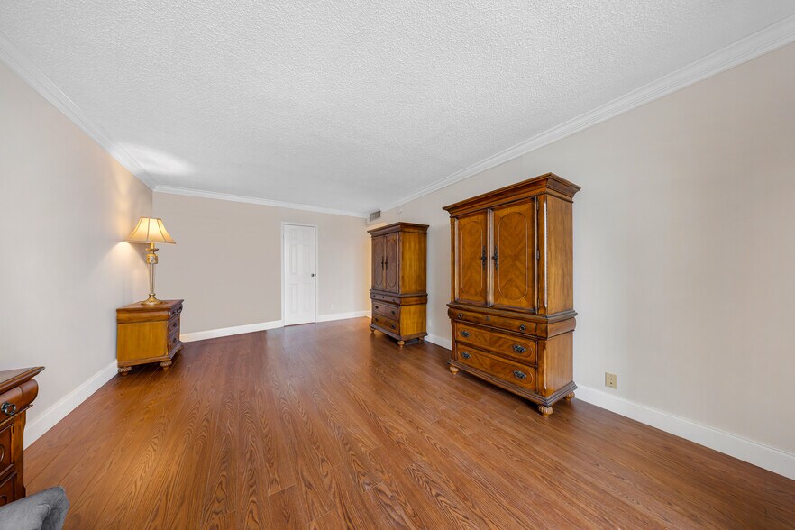 Building Photo - 2017 S Ocean Dr