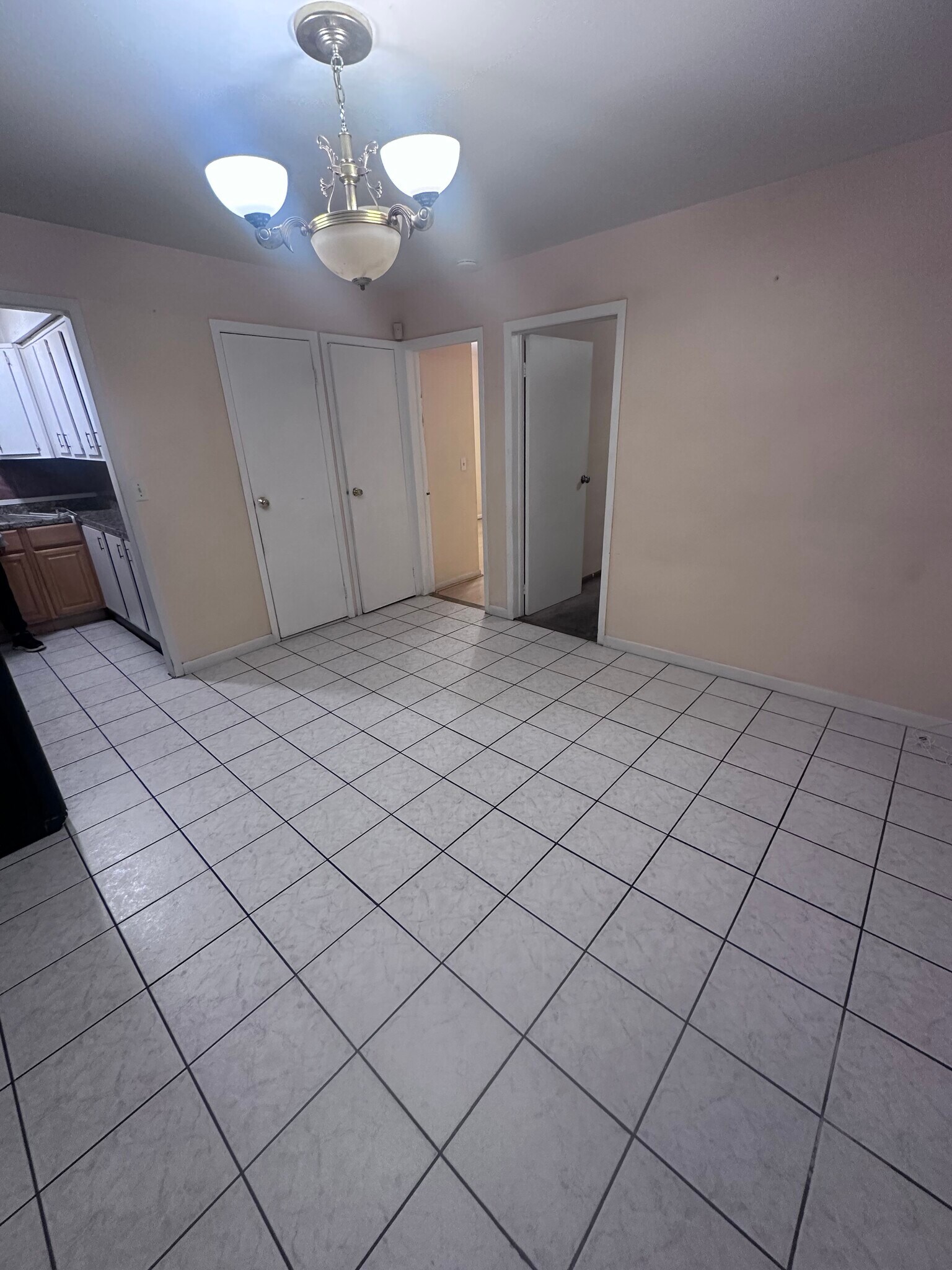 Building Photo - 95 E Clifton Ave