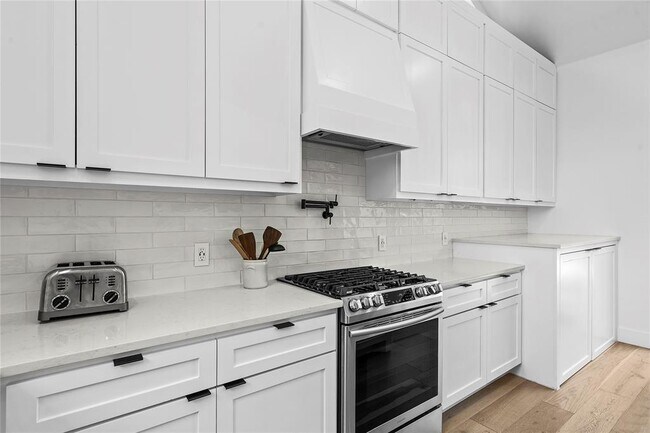Building Photo - 2216 Lindell Ave