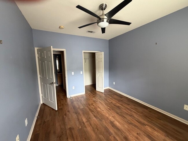 Building Photo - One Bedroom Condo with Garage