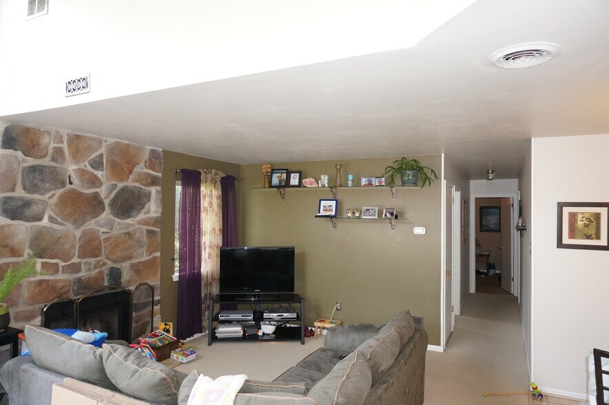 Building Photo - 200 Wheatsheaf Ln