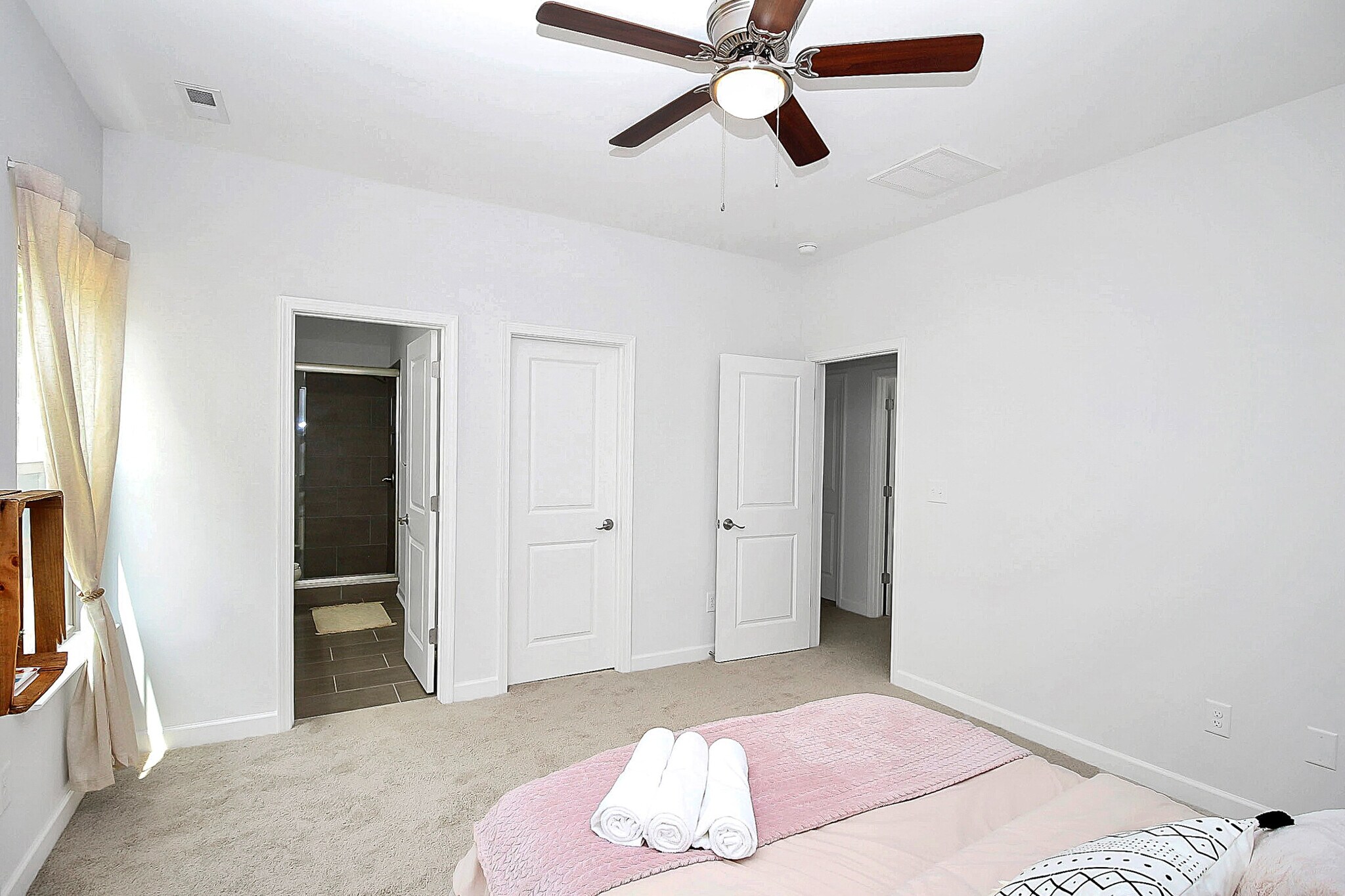 Building Photo - Room in House on Hunters Crossing Ln