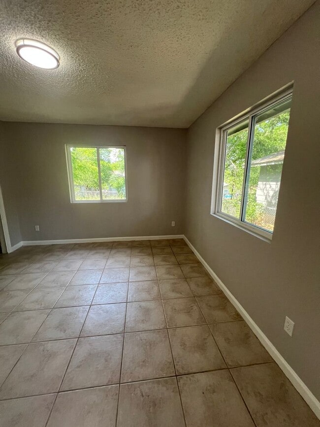 Building Photo - Clean Gem at 1108 Libery Ave